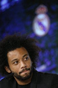 El defensa brasileño del Real Madrid, Marcelo Vieira, durante la rueda de prensa ofrecida en el Santiago Bernabéu tras la firma de renovación de su contrato con el club hasta junio de 2022, en la que mostró su alegría al asegurar que "es un orgullo inmenso" poder aspirar a superar a Roberto Carlos y convertirse en el futbolista extranjero con más partidos de la historia del club. 
