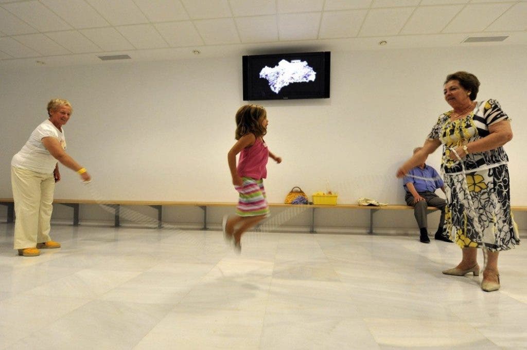 Abuelos niña