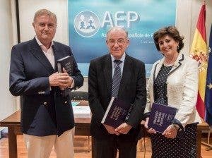 Luis Madero, presidente de la Fundación de la Asociación Española de Pediatría (FEP); profesor Serafín Málaga, presidente de la Asociación Española de Pediatría (AEP) y doctora Ana Fernández-Teijeiro Álvarez, presidente de la Sociedad Española de Hematología y Oncología Pediátrica (SEHOP)./Foto cedida por AEP