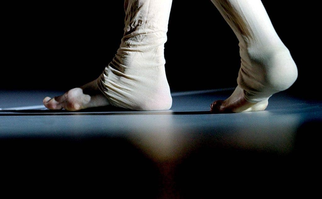 Detalle de los pies de una modelo durante