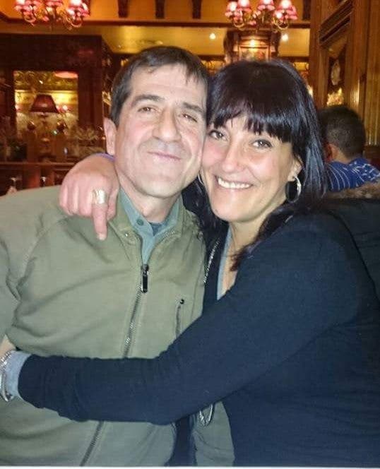 Ana y Carlos abrazados