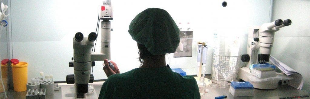 Una especialista estudia y procesa las muestras de semen del varón en el laboratorio para garantizar su calidad y la viabilidad del embarazo.