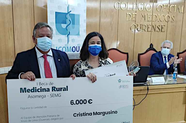 El Dr. Julio Ancochea entrega la I Beca Rural de Asomega a la Dra. Cristina Margusino
