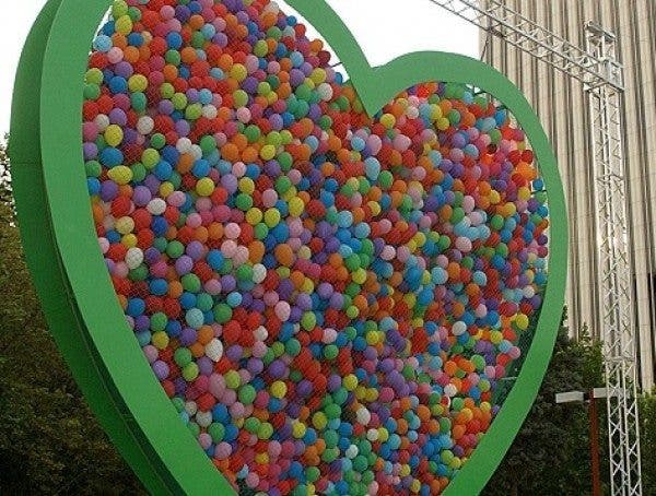 Un corazón de nueve metros formado por globos en el centro. Efesalud.com