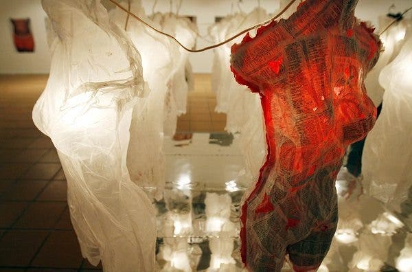 Dos figuras de cuerpos de mujer de la artista Catharina Burman. Efesalud.com