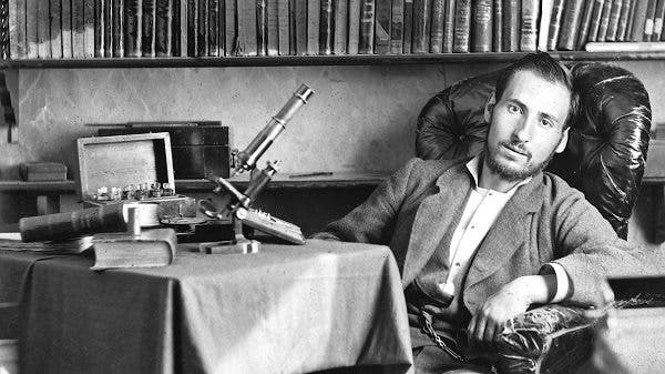 Ramón y Cajal de joven en su estudio. Efesalud.com