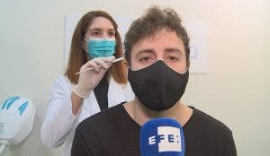 Dutasteride: La Dra. Rodríguez Soria revisa las zonas donde se inyectará el medicamento. Un paciente varón al que se le aplica el fármaco dutasteride contra la caída del pelo