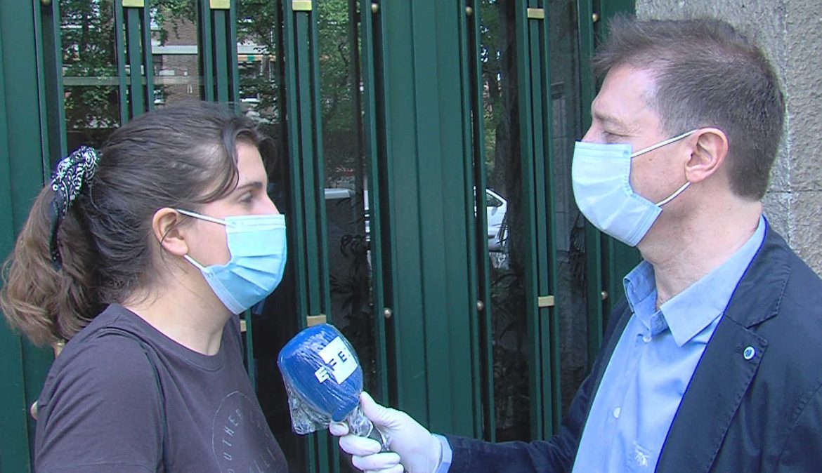 El periodista de la Agencia EFE, Gregorio del Rosario, entrevista a la estudiante de Medicina, Clara Cortiguera. medicamentos coronavirus