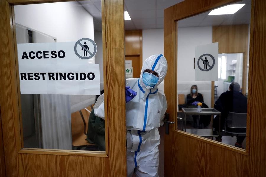 COVID, persistente, sala de espera, hospital, sintomas
