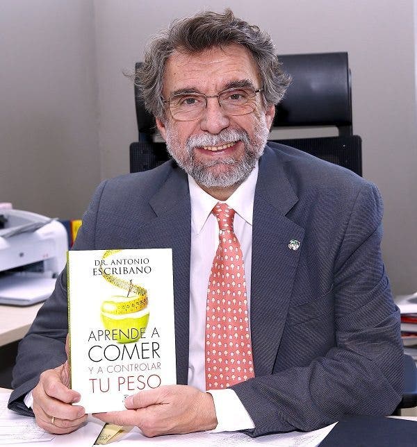 El doctor Antonio Escribano con el libro "Aprende a comer y a controlar tu peso". 