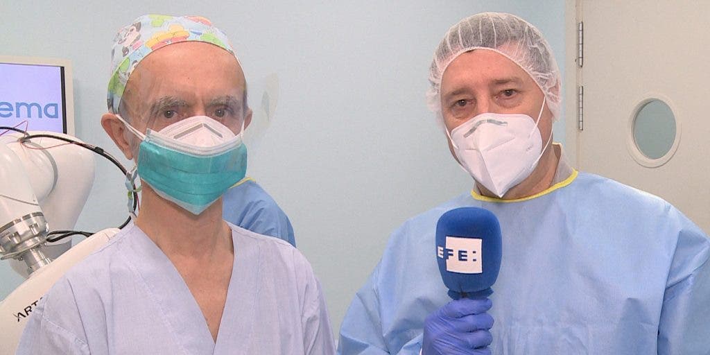 El periodista de EFE, Gregorio del Rosario, entrevista al dermatólogo y cirujano Eduardo López Bran, especialista en trasplante capilar.