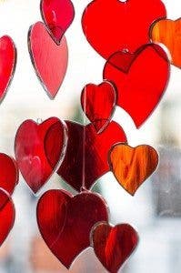 amor-relaciones-pareja Corazones de cristal colgantes. Efesalud.com