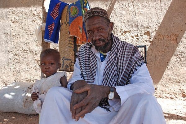 Imam El Hadj Zoumana utiliza su influencia para cambiar la tradición./ Imagen cedida por Plan Internacional