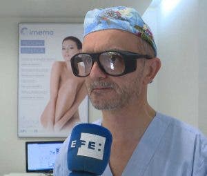 El doctor Eduardo López Bran con gafas especiales de protección contra el rayo láser.