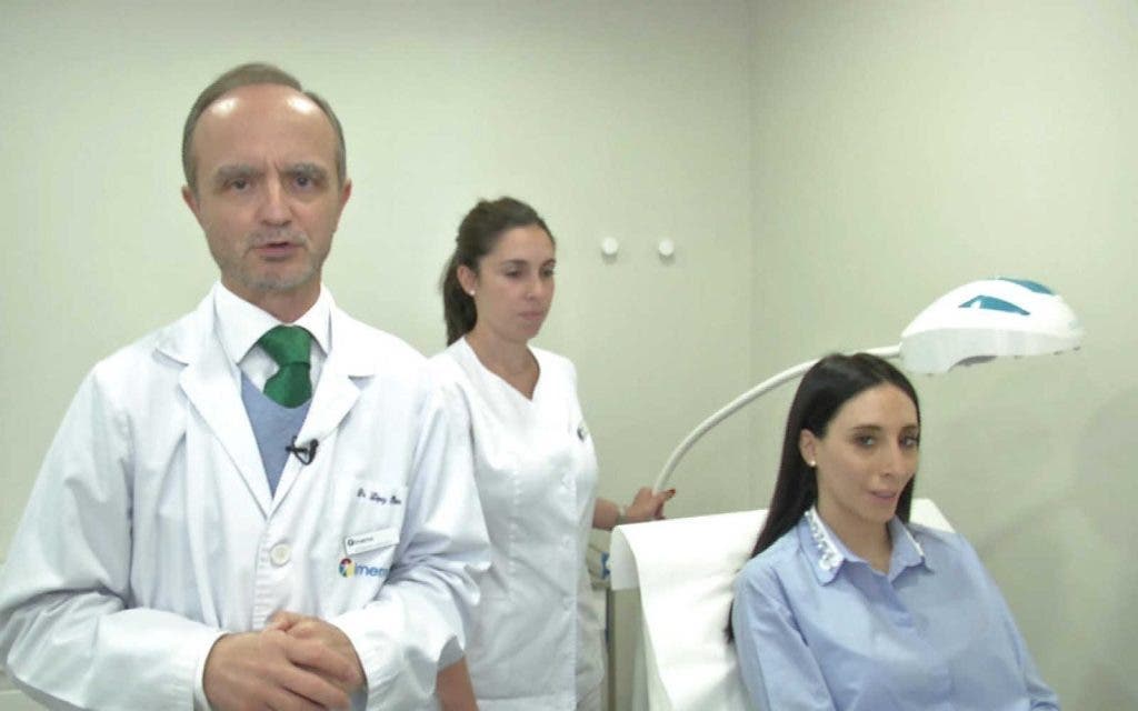 El doctor Eduardo López Bran explica lor pormenores del rayo láser capilar-efe