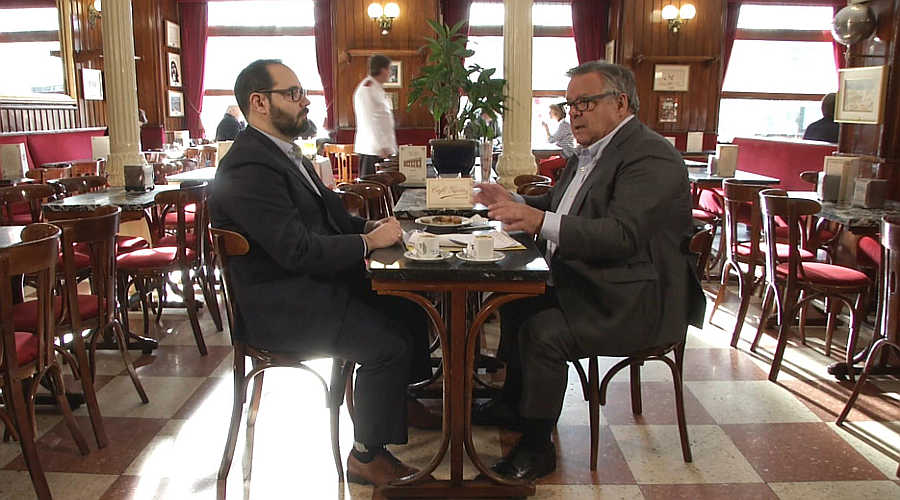 El doctor Julio Ancochea entrevista al doctor Pedro Landete.