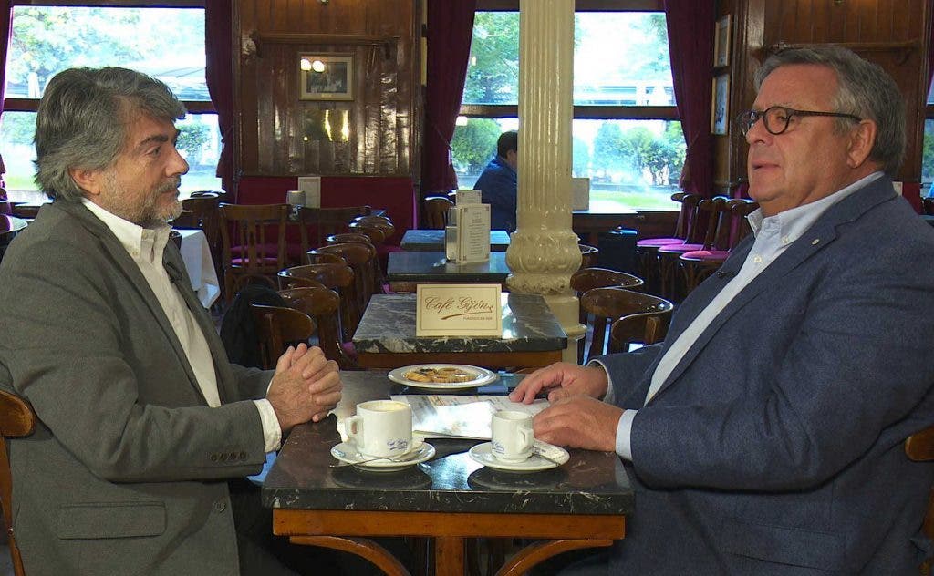 El doctor Manuel Sánchez Luna y el doctor Julio Ancochea Bermúdez en el Gran Café Gijón-efe