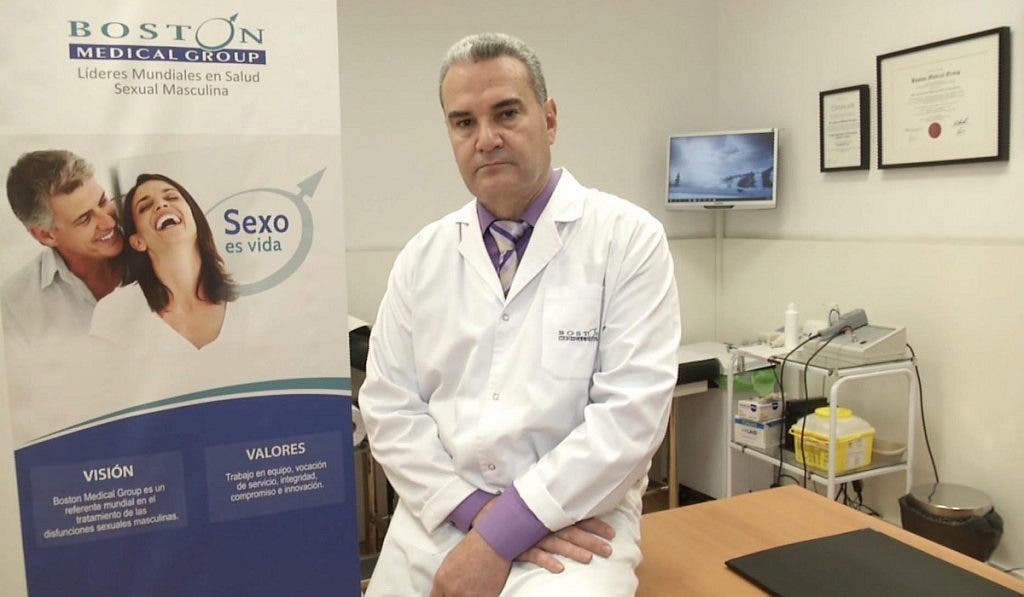 El doctor José Benítez Molina en su consulta de Boston Medical Group