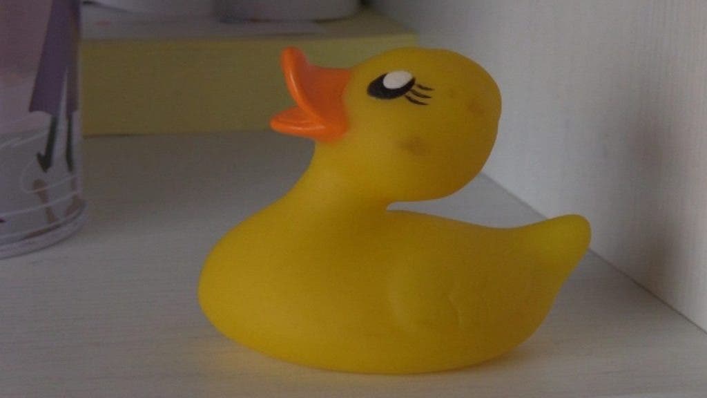 Un clásico patito de goma de color amarillo y pico naranja que flotan en las bañeritas de los bebés para que se entretengan mientras sus padres los bañan-efesalud.com