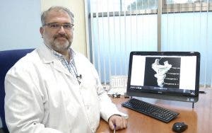 El doctor Torres sentado correctamente en una consulta de la @clinicaCEMTRO.