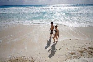 Una pareja pasea por la orilla del mar. Efesalud.com