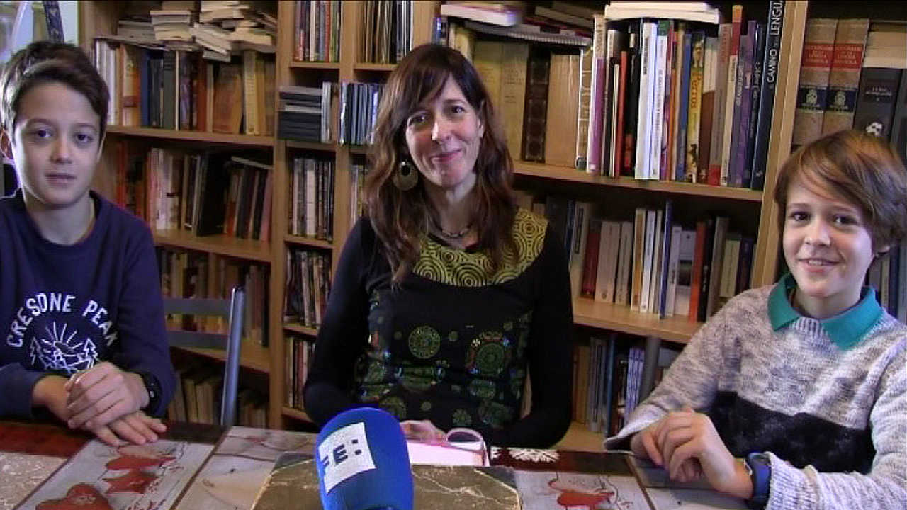 Elmo, Isabel Cañelles y Ari, los protagonistas del libro de relatos "El día a día de Elmo y Ari". 