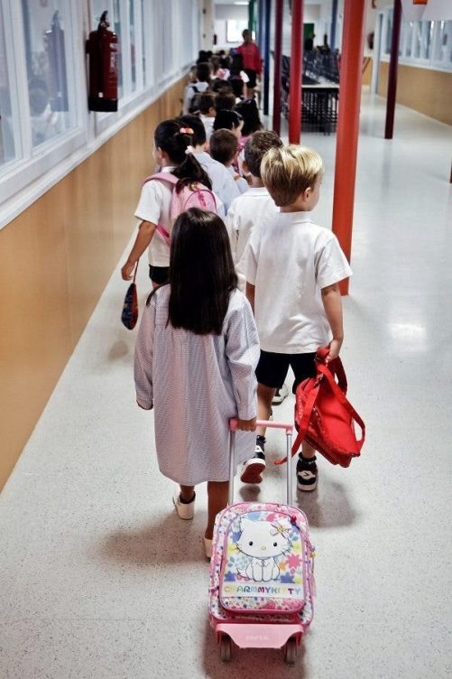 Un grupo de niños llega al cole. Efesalud.com