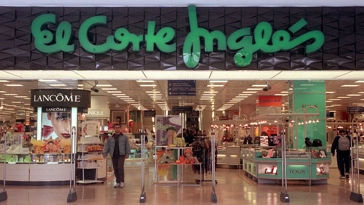 Entrada a un establecimiento de la cadena de centros comerciales El Corte Inglés, donde se aprecia la sección de perfumería.