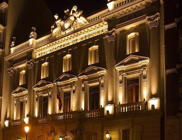 Iluminación nocturna de la fachada de la Real Academia Nacional de Medicina. Efesalud.com