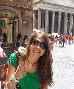 Imagen de una joven comiéndose un helado en Roma