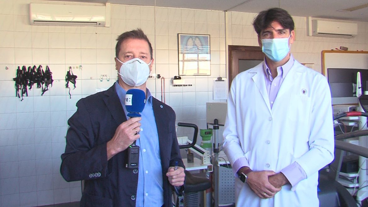 El periodista de EFE, Gregorio del Rosario, entrevista al enfermero de Emergencias, Alejandro Blanco Aoiz. El periodista de EFE, Gregorio del Rosario, entrevista al enfermero Alejandro Blanco