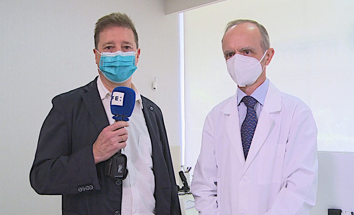 El periodista de la Agencia EFE, Gregorio del Rosario, entrevista al Dr. Eduardo López Bran