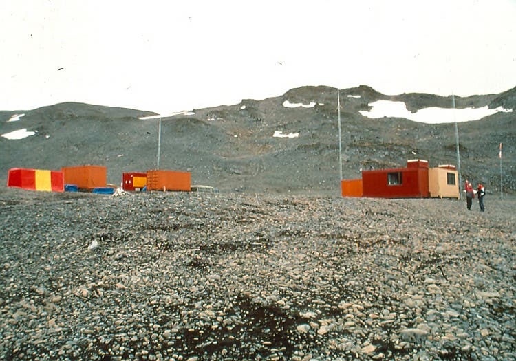 Las primeras instalaciones de la Base Antártica Juan Carlos I en la isla Livingstone.