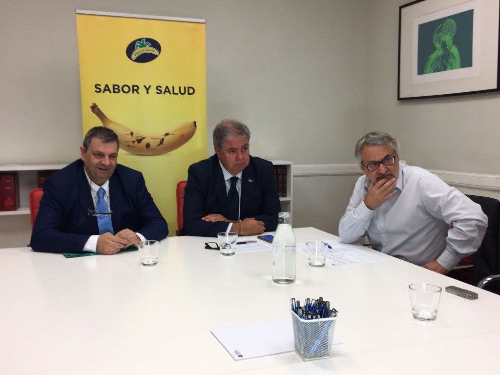 El profesor Antonio López Farré junto al presidente de ASPROCAN y de Plátano de Canarias, Henry Sicilia, y el director de EFESalud, Javier Tovar. Imagen cedida