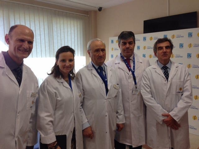 De izquierda a derecha los doctores Juan Carlos Izpisúa, Isabel Guillen, Pedro Guillen, Jerónimo Lajara y Josep Campistol. Fotografía Clinica Cemtro 