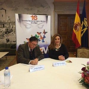 El doctor Santiago Palacios y la doctora Victoria Martínez.EFE/Pilar González