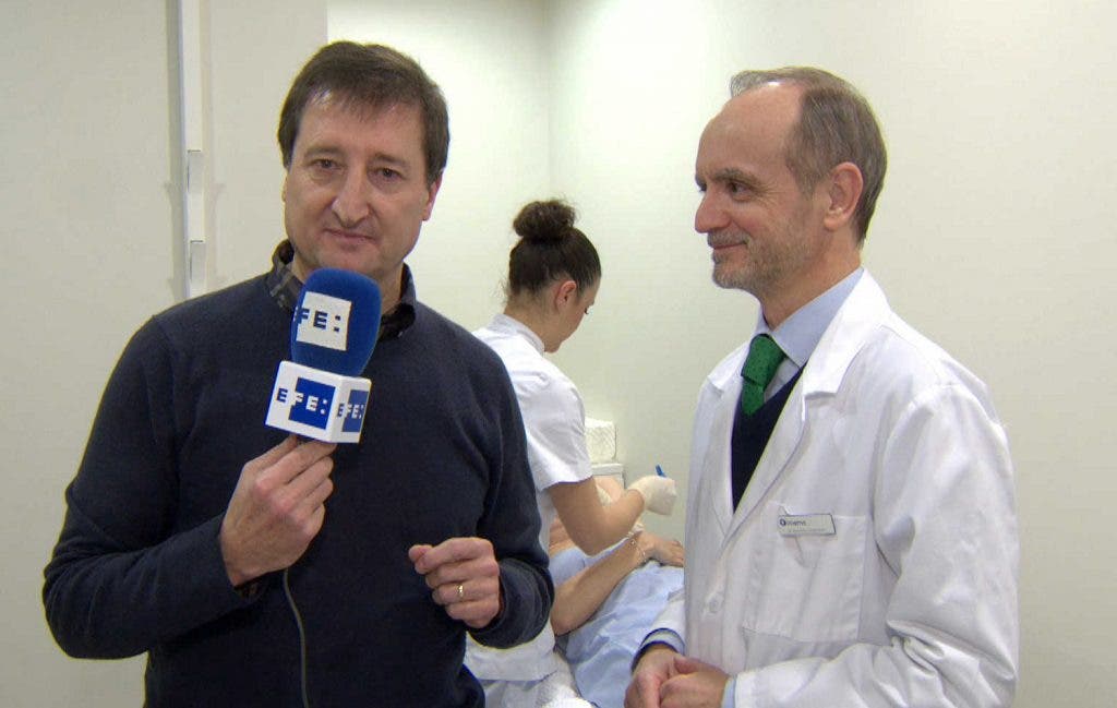 El doctor Eduardo López Bran responde a las preguntas del periodista de Efesalud, Gregorio del Rosario.