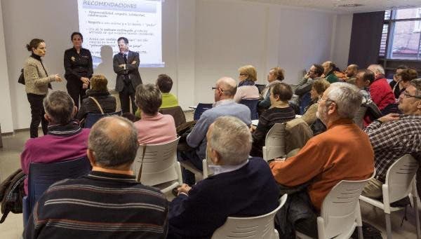 Susana García (i), directora general de Telecomunicaciones de Castilla y León, una agente de la policía nacional (c) que ha dado la charla y Pablo Trillo (D), delegado territorial de la junta de Castilla y León, durante la celebración hoy en Valladolid del "Día Internacional de Internet Seguro"