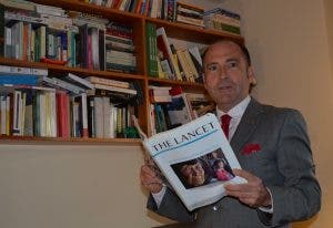 El profesor Soriano con la revista científica "The Lancet"