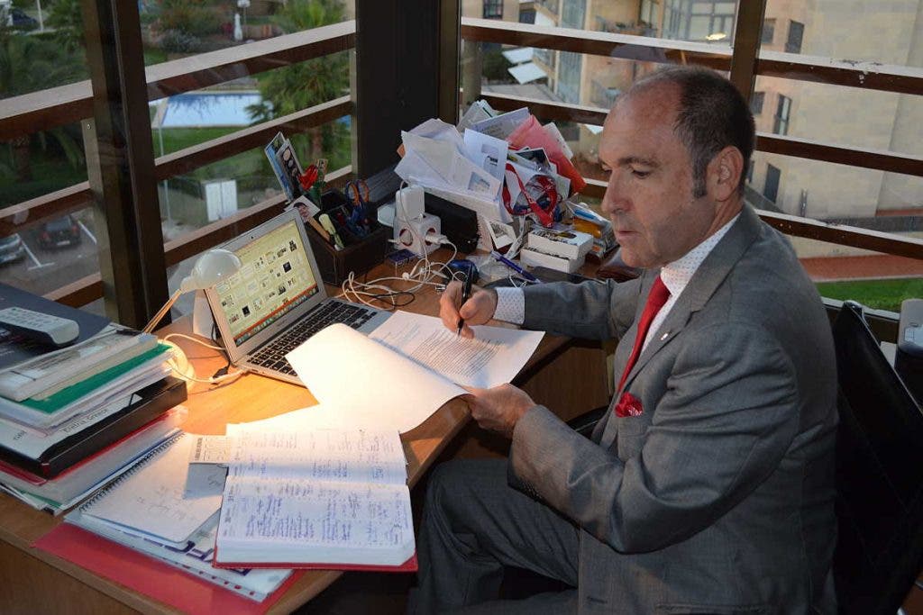 El profesor en su terraza con vistas.