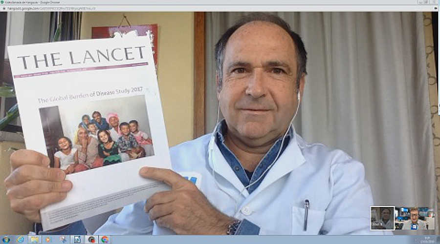 El doctor Joan B. Soriano nos muestra la revista científica The Lancet