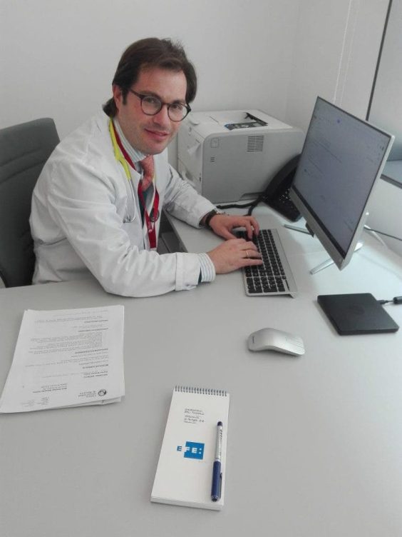 El médico oncólogo Jesús Corral Jaime en su consulta de la Clínica Universidad de Navarra en Madrid.