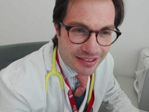 El médico oncólogo Jesús Corral Jaime en su consulta de la Clínica Universidad de Navarra en Madrid.