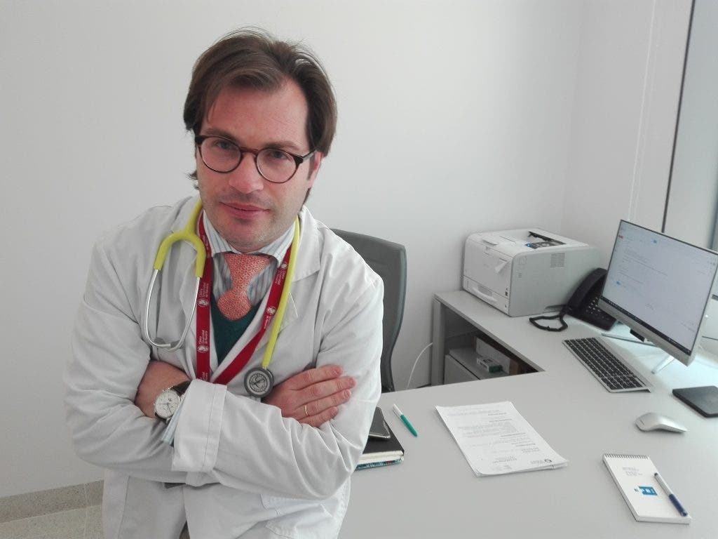 El médico oncólogo Jesús Corral Jaime en su consulta de la Clínica Universidad de Navarra en Madrid.