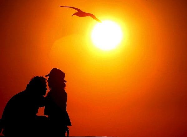 Silueta de una pareja en una puesta de sol. Efesalud.com
