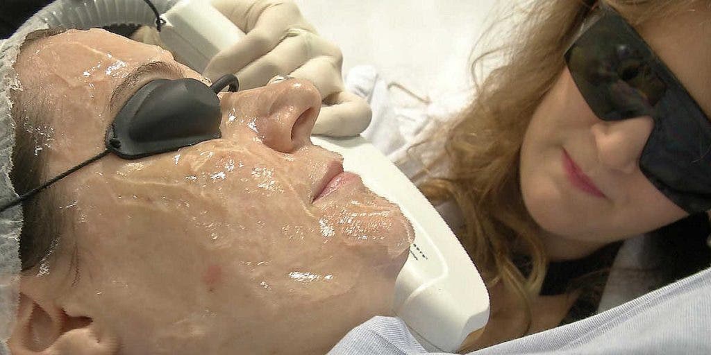 La doctora Méndez aplica láser a Mayte
