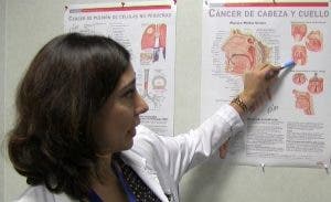 La oncóloga señala zonas donde actúa el cáncer en la cavidad bucal.