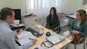Laura, una adolescente de 15 años que sufre anorexia que está sentada junto a su madre Isabel, pasa consulta con el doctor José Casas Rivero, pediatra especialista en adolescencia del Hospital La Paz