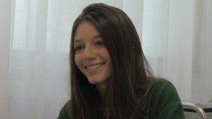 Un primer plano de Laura, una chica feliz y alegre después de dejar atrás la anorexia.