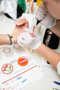 Una enfermera realizando medición de LDL.